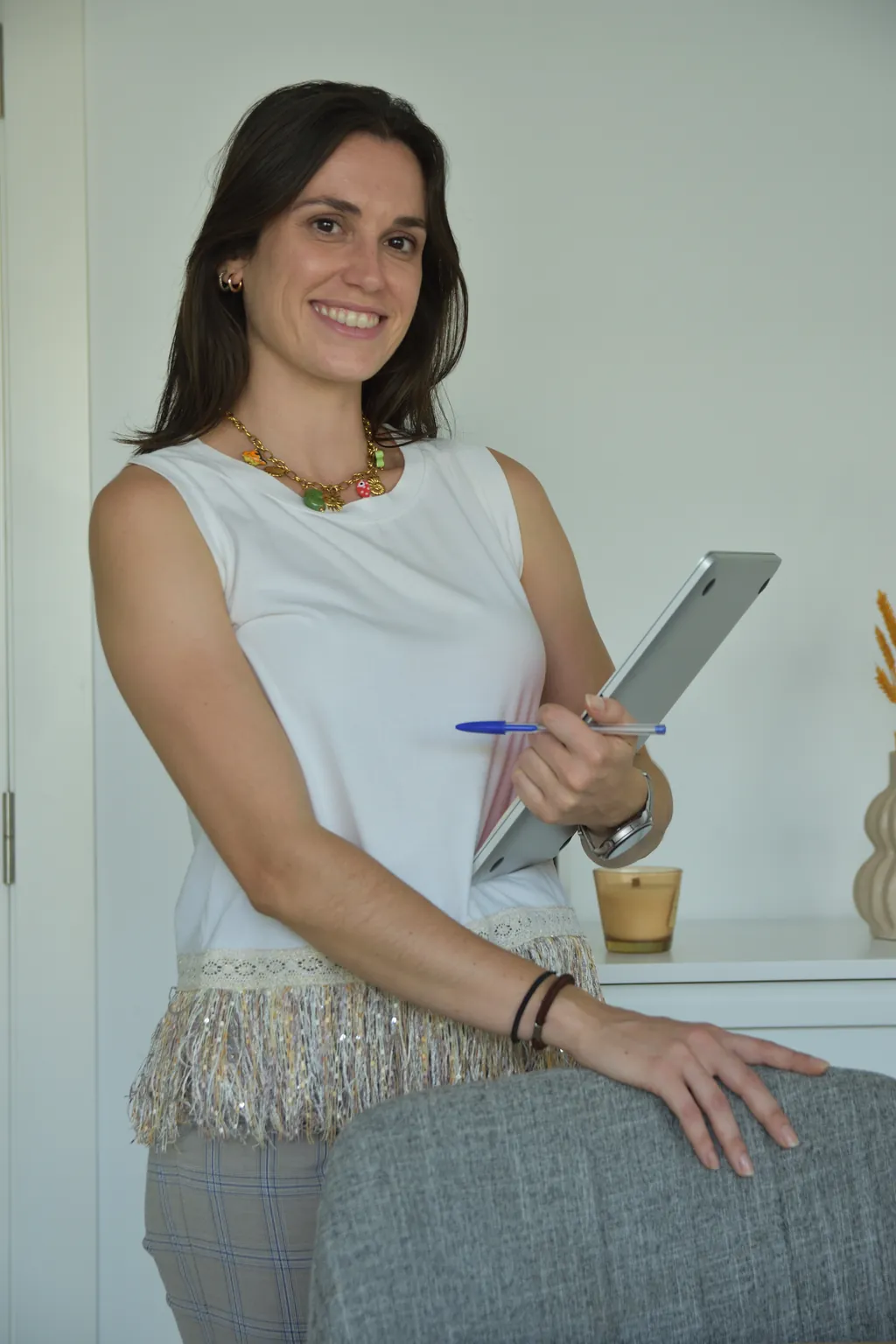 Inma Navarro de pie en su consulta