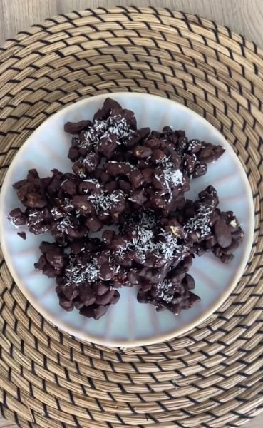 Rocas de chocolate negro y soja texturizada