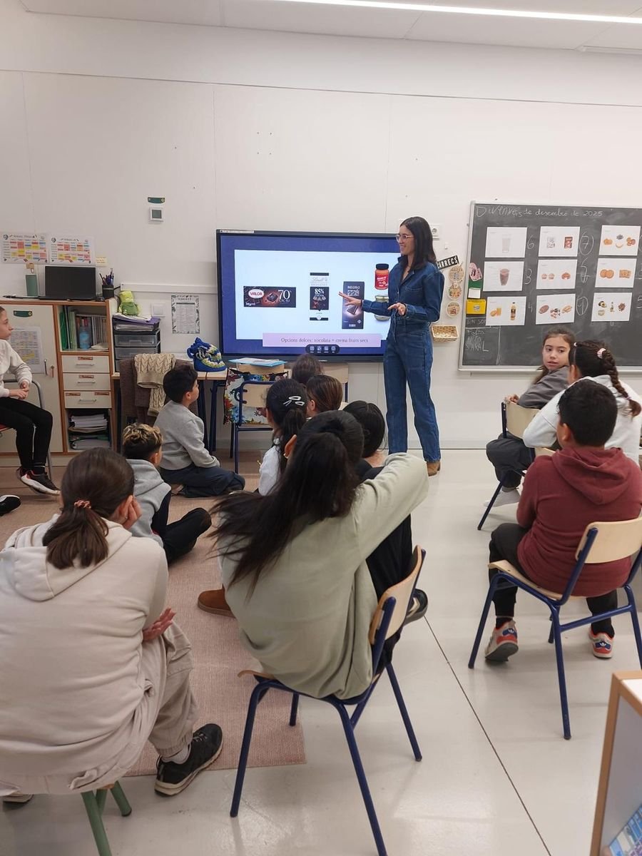 Inma Navarro impartiendo una charla de nutrición
