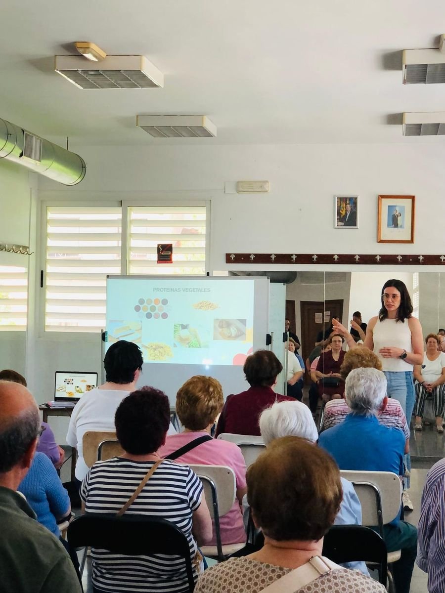 Asistentes siguiendo una presentación sobre alimentación