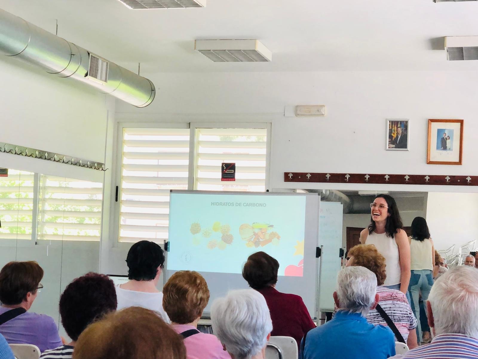 Charla de nutrición ante un grupo numeroso